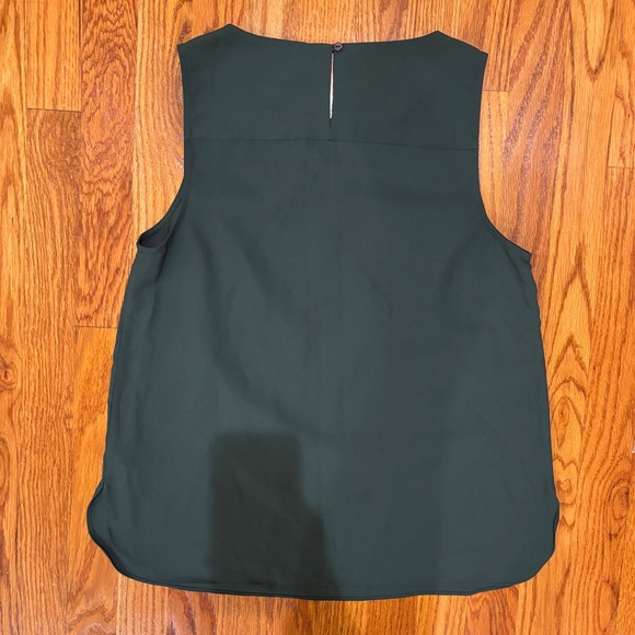 Lark & Ro emerald green tank with keyhole closure in back - Picture 3 of 4